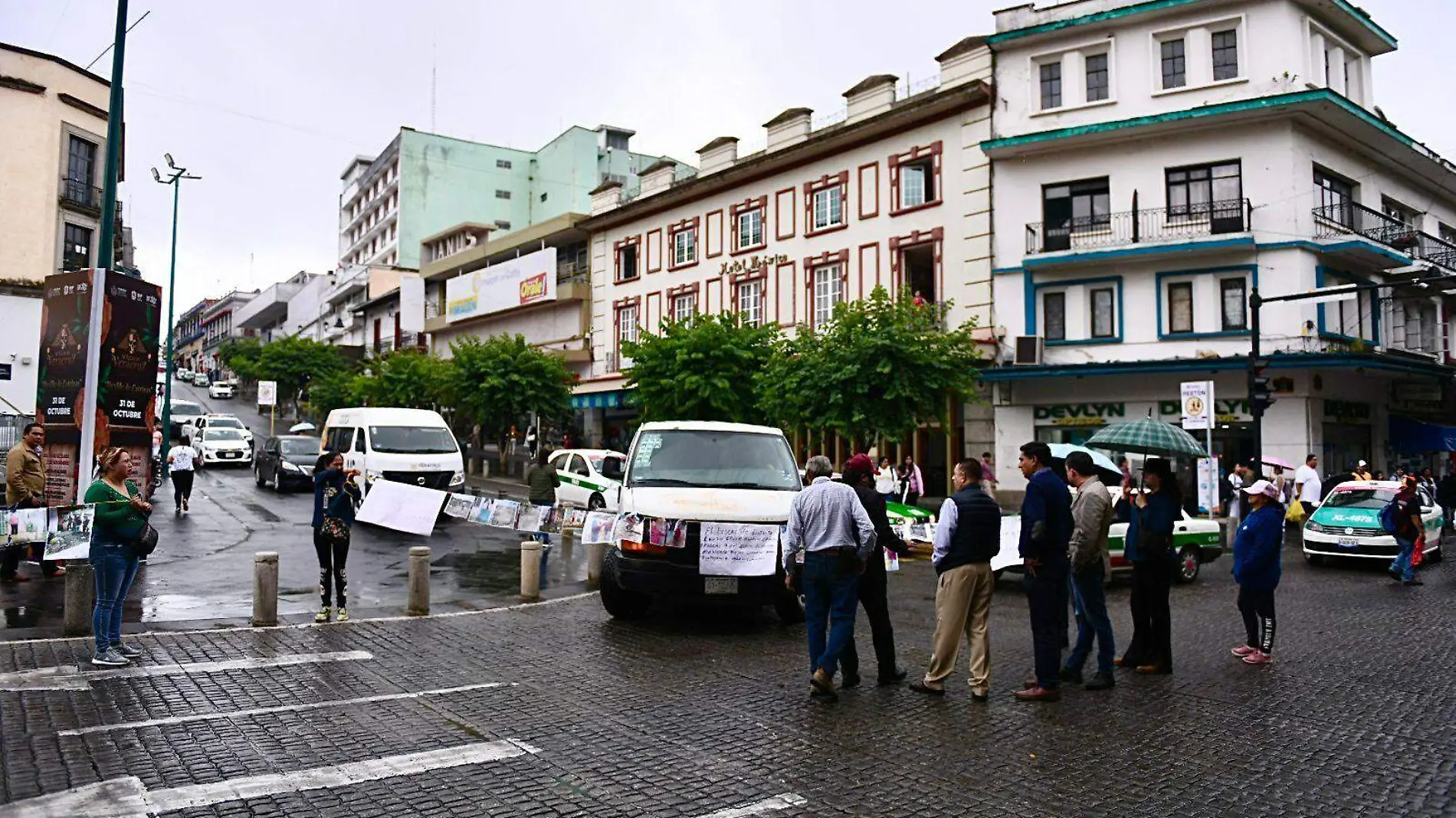 Vecinos del fraccionamiento Las Minas bloquean calle Enríquez, aseguran que fueron despojados